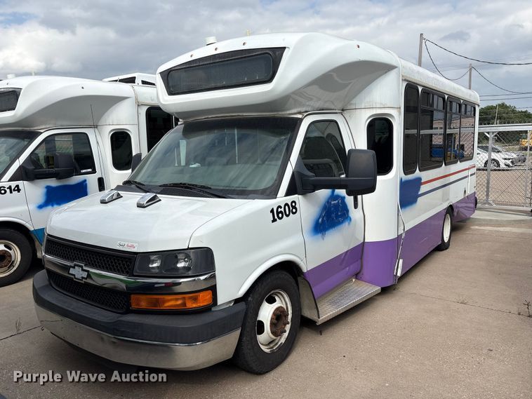 2016 Chevrolet Express shuttle bus - EV2992
