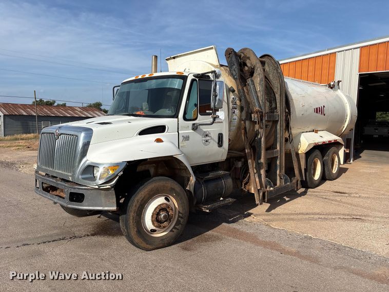 2005 International 7400 refuse truck - EW0028