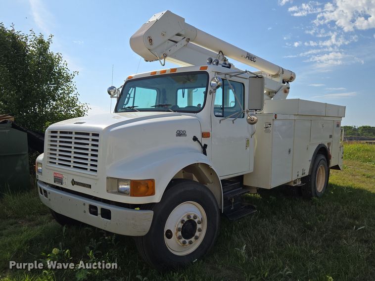 2001 International 4700 bucket truck - EW0156