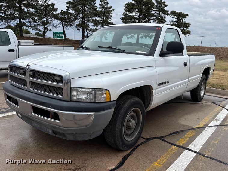 2001 Dodge Ram 1500 pickup truck - FB6650