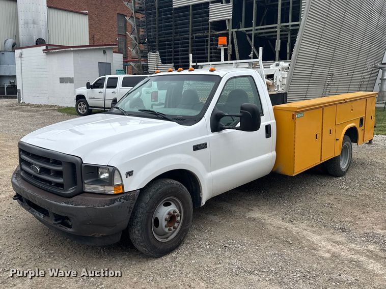 2002 Ford F350 Super Duty utility bed pickup truck - FB7411