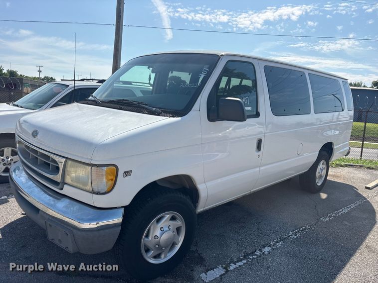 2000 Ford E350 van - FB8757