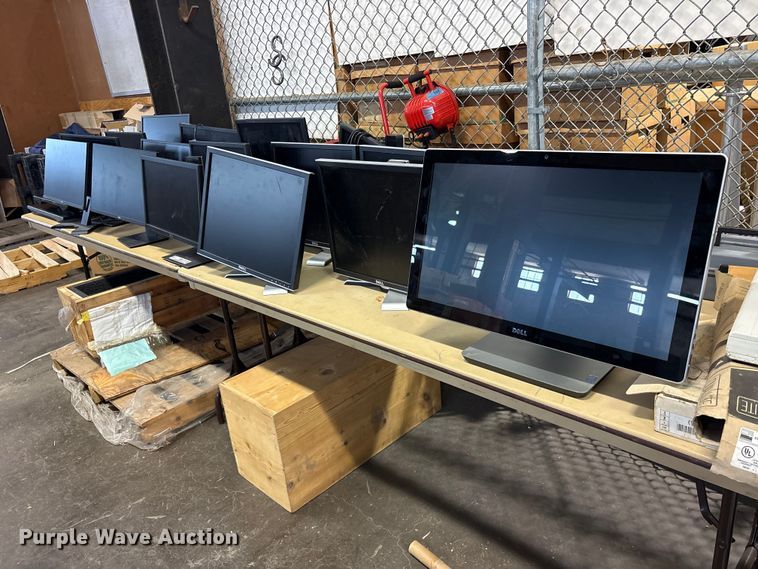 Dell Approximately 22 Dell monitors - FB8805