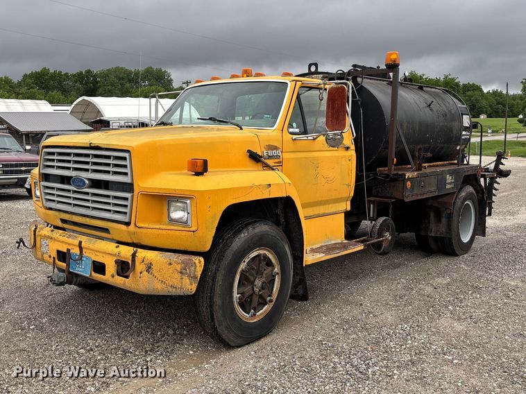 1990 Ford F800 oil distributor truck - FC5768