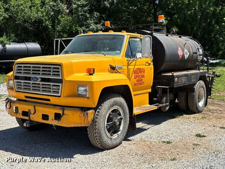 1990 Ford F800 oil distributor truck - FG0353