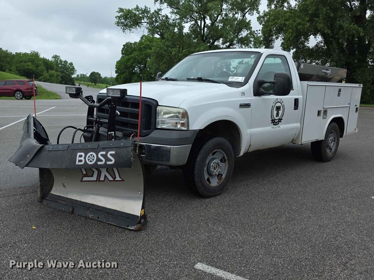 2006 Ford F250 Super Duty XL utility bed pickup truck - FH6067