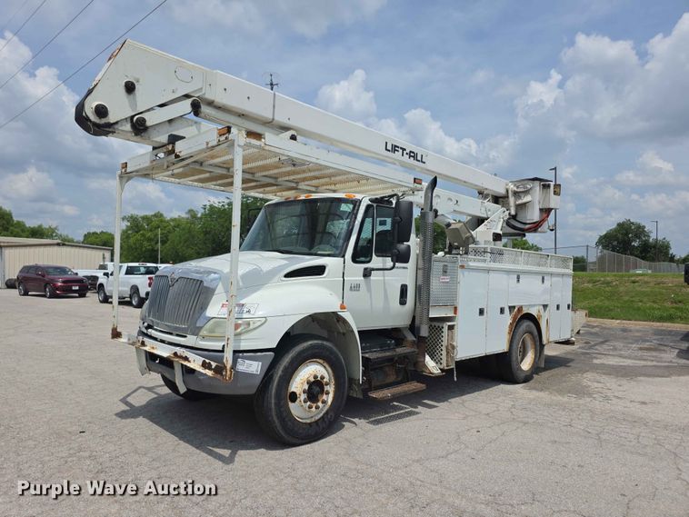 2006 International 4400 bucket truck - FH6223