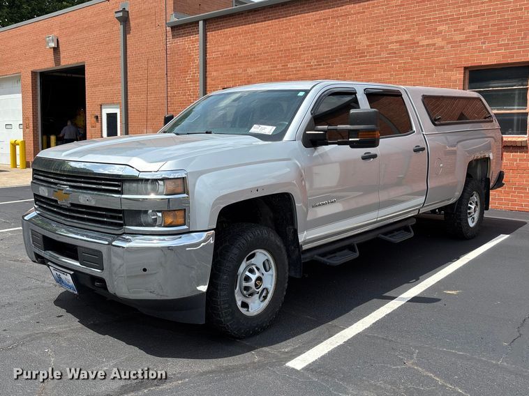 2015 Chevrolet Silverado 2500HD Crew Cab pickup truck - FH7156