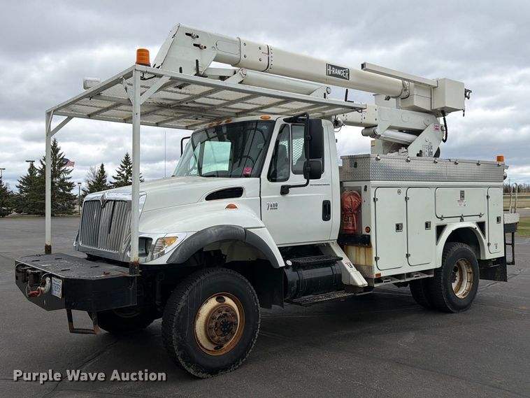 2005 International 7400 bucket truck - FK0141
