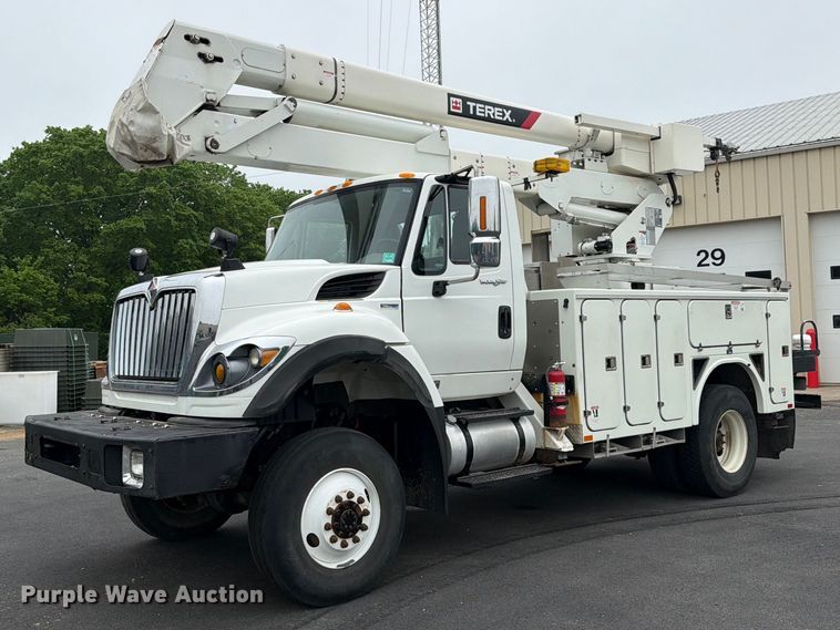 2013 International  7400 bucket truck - FK0171