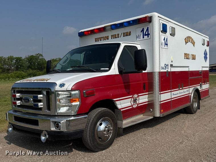 2009 Ford E450 ambulance - NA9310