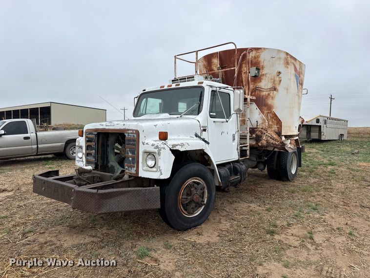 1982 International 1954 feed mixer truck - FB6496