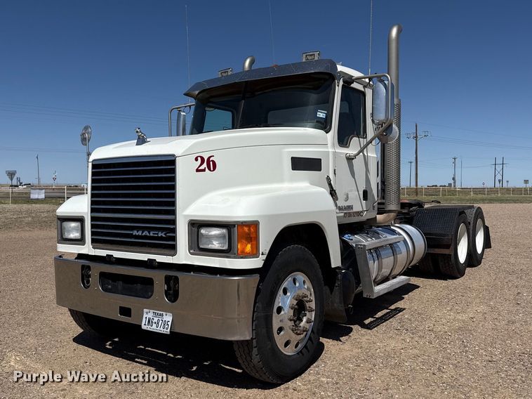 2018 Mack CHU613 semi truck - FC2299