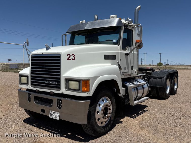 2014 Mack CHU613 semi truck - FC2303