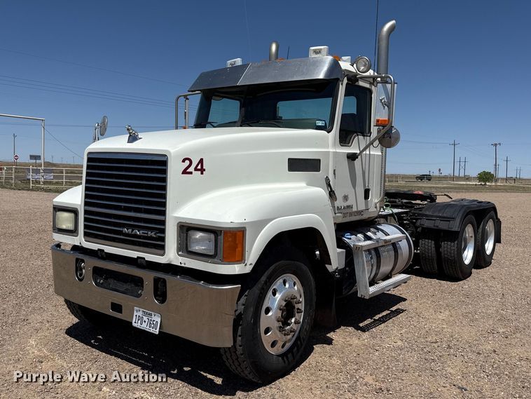 2015 Mack CHU613 semi truck - FC2305