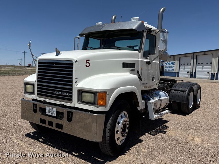 2012 Mack CHU613 semi truck - FC2307