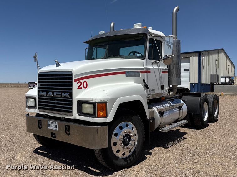 2001 Mack CH613 semi truck - FC2311