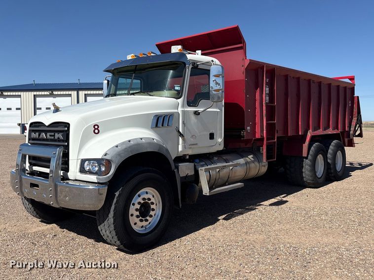 2019 Mack Granite manure spreader truck - FC2322