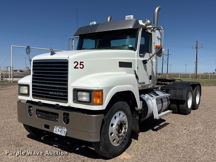 2016 Mack CHU613 semi truck - FC2330