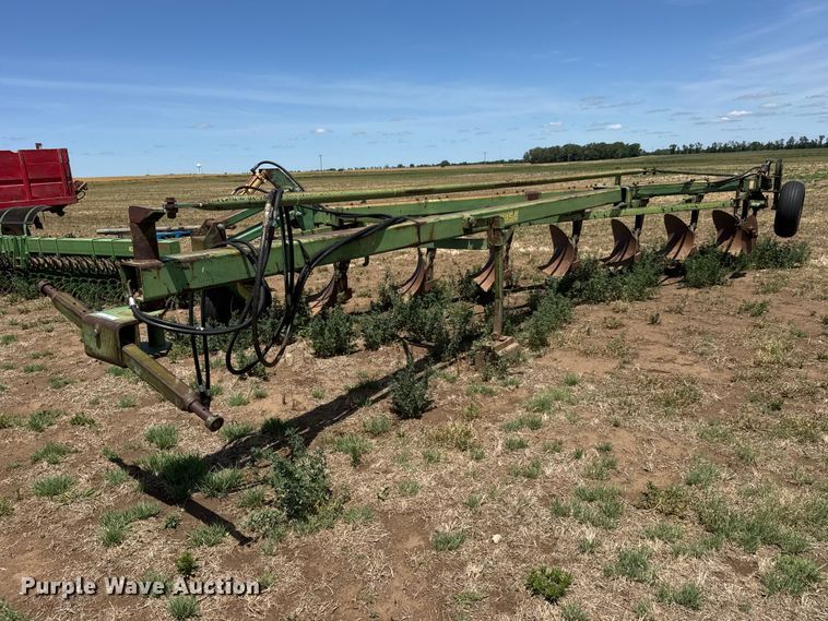 John Deere 2350-2450 plow - NA9326