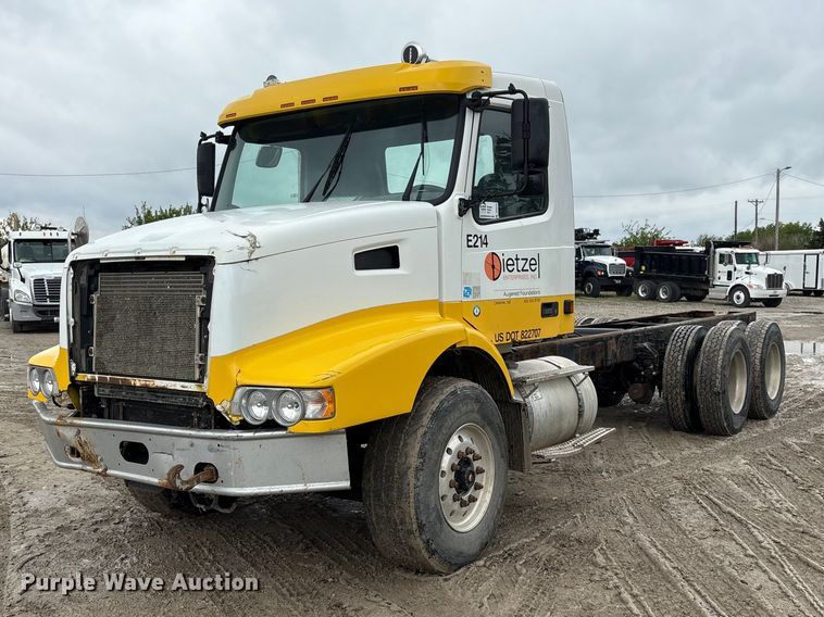2004 Volvo VHD truck cab and chassis - DO5229