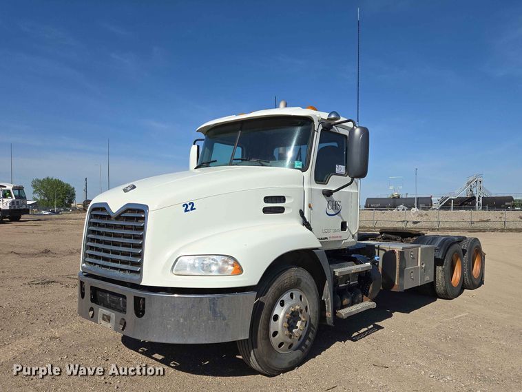 2012 Mack CXU613 semi truck - DP8928