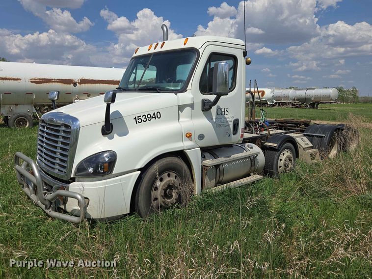 2015 Freightliner Cascadia semi truck - DP8931