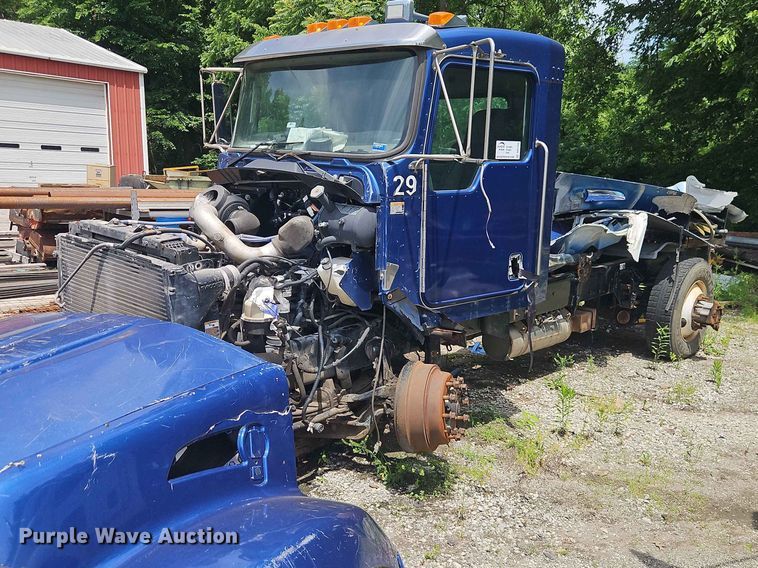 2014 Kenworth T3 Series truck cab and chassis - DQ7798