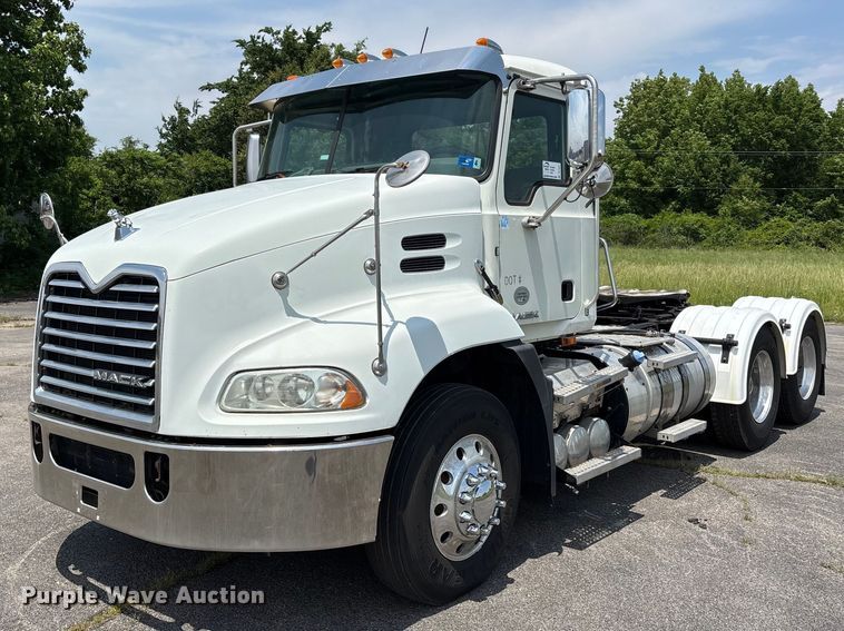 2015 Mack CXU semi truck - DV4347