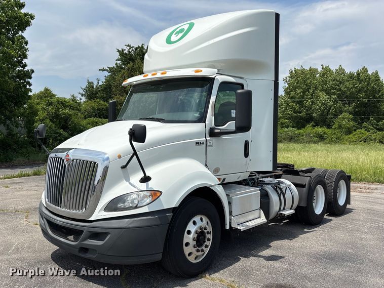 2018 International RH613 semi truck - DV4348