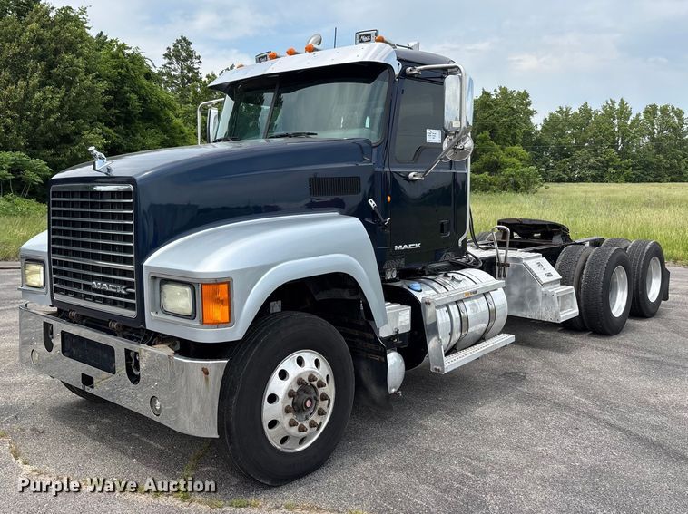 2013 Mack CHU semi truck - DV4350