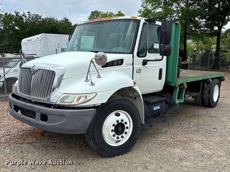 2002 International 4300 flatbed truck - DV4362