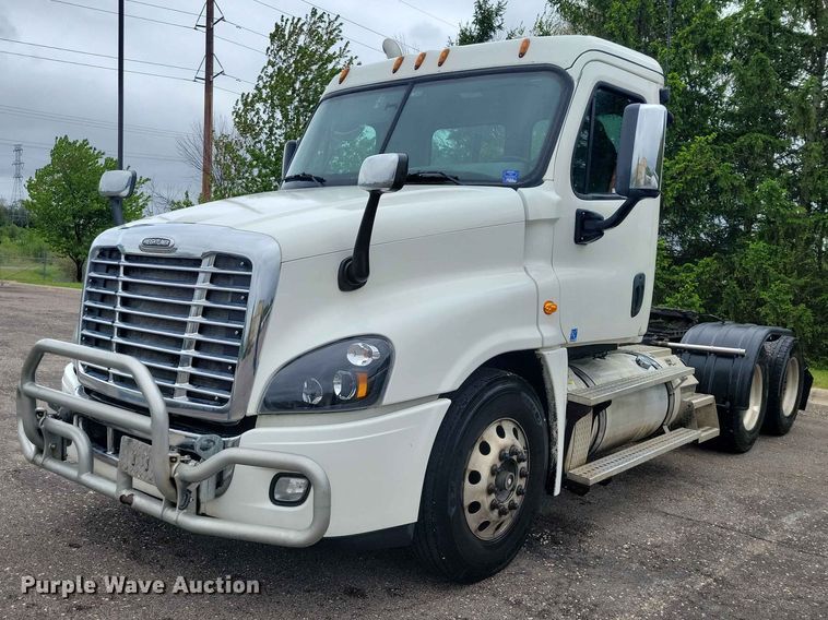 2016 Freightliner Cascadia semi truck - DZ7146