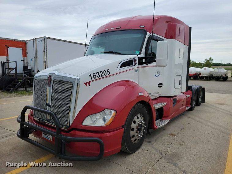 2016 Kenworth T680 semi truck - DZ7176