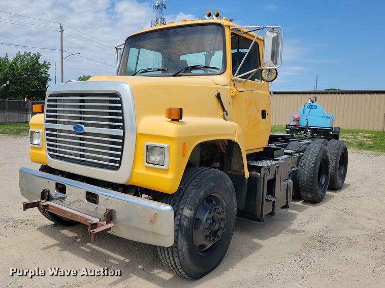 1996 Ford LNT9000 semi truck - DZ7205