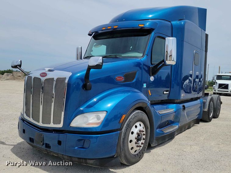 2019 Peterbilt 579 semi truck - DZ7220