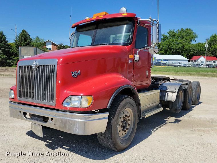 2002 International  9400i semi truck - DZ7269