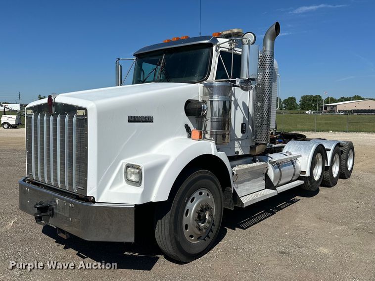 2011 Kenworth T800 semi truck - EA4911