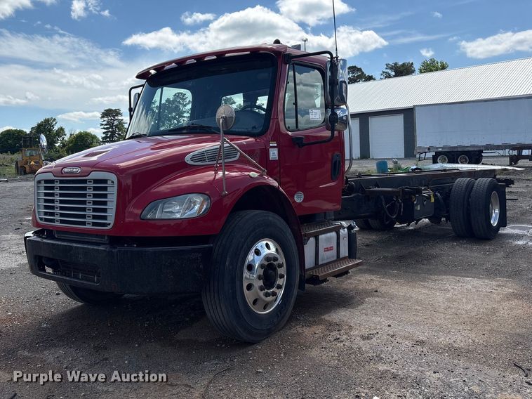 2018 Freightliner Business Class M2 chassis lift truck - EF1164