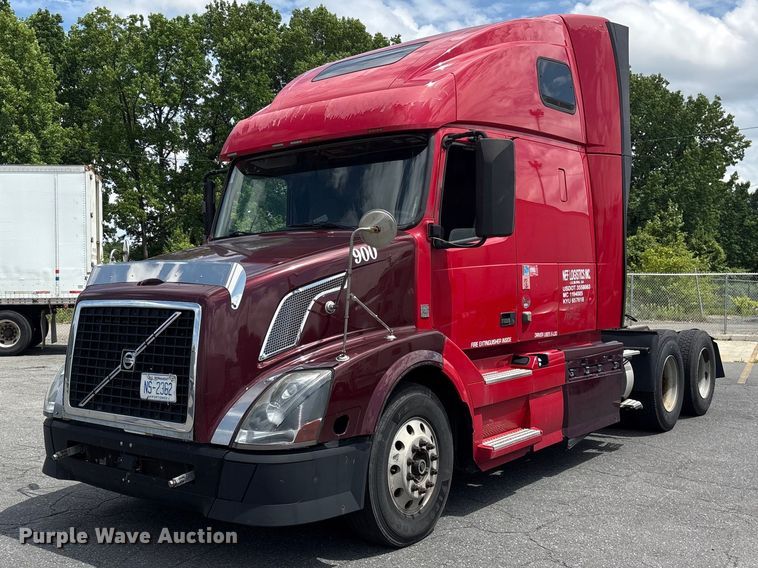 2015 Volvo VNL semi truck - EF1217