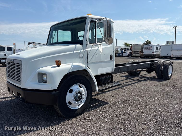 2000 Freightliner FL60 truck cab and chassis - EG9088