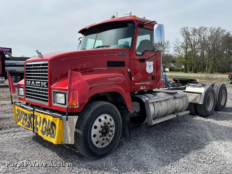 2012 Mack CHU semi truck - EM0081