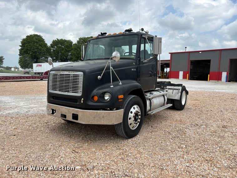2001 Freightliner FL112 semi truck - EO4295
