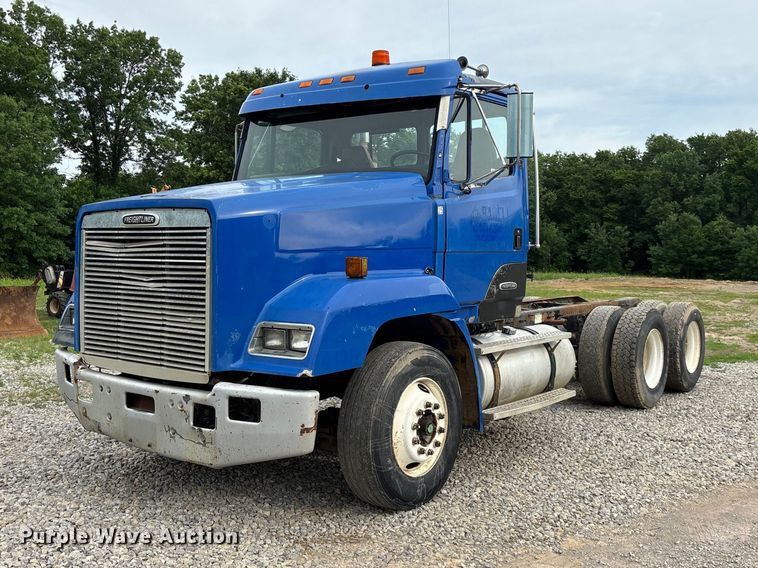 2000 Freightliner FLC truck cab and chassis - EO4318