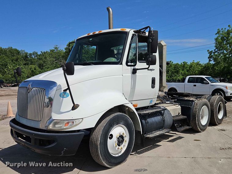 2009 International 8600 semi truck - EO7382