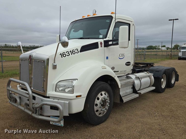 2016 Kenworth T880 semi truck - ER1621