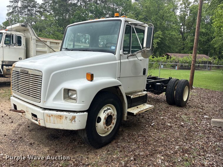 1995 Freightliner FL70 truck cab and chassis - ET2007