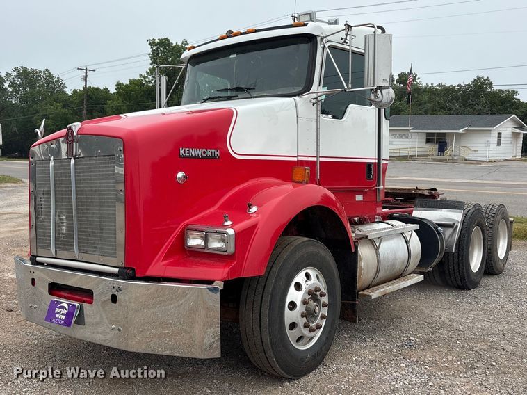 2013 Kenworth T800 semi truck - EU5600