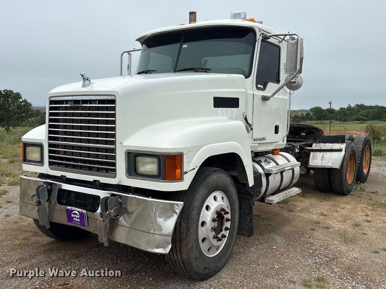 2008 Mack CHU613 semi truck - EU5602