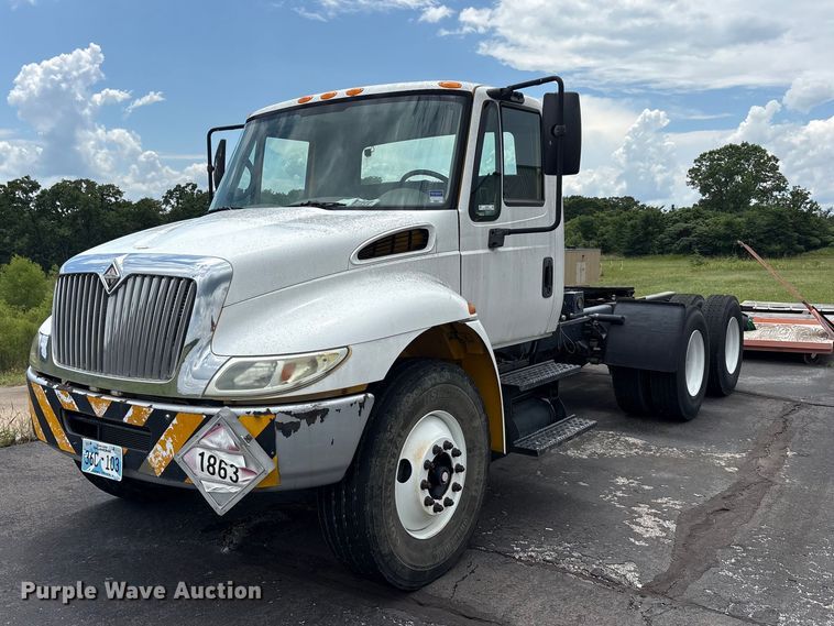 2005 International 4400 semi truck - EU5605